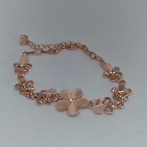 Delicate pink flower bracelet NWOT.